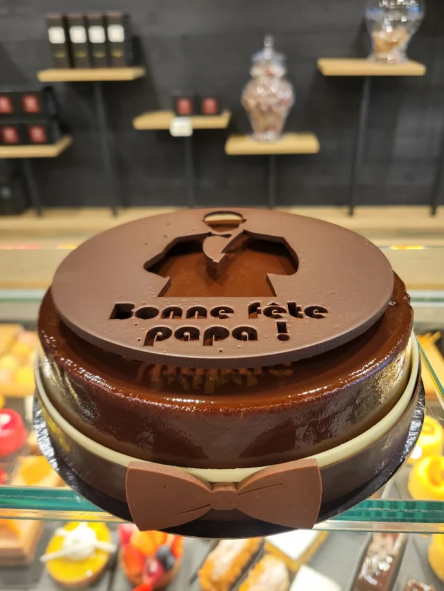 🍫 Gâteau de la fête des pères 🍫
Chez Maisons Henry, on a imaginé un dessert aussi généreux que les papas qu’on aime célébrer.
⠀
💛 Une mousse légère au chocolat noir,
🌰 Un croustillant praliné fondant à souhait,
🍫 crémeux caramel café,
… le tout enveloppé de douceur, de caractère et de gourmandise.
⠀
Un gâteau raffiné, à la fois puissant et délicat – comme une déclaration d’amour sucrée pour la fête des pères.
⠀
🎁 À partager en famille 

📆 Réservez-le dès maintenant pour le week-end du 15-16 juin !

#MaisonsHenry #FêteDesPères #GâteauGourmand #ArtisanPâtissier #ChocolatLover