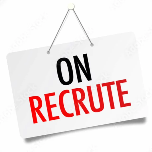 🎂 [Recrutement]  Pâtissier / Pâtissière – 
Nous recherchons un(e)  pâtissier/pâtissière pour renforcer notre équipe dynamique et passionnée.
Vos missions :
• Réalisation de pâtisseries fines, et entremets dans le respect des recettes et des standards de qualité de la maison.
• Participation à la création de nouvelles douceurs en lien avec les saisons et les fêtes.
• Respect rigoureux des règles d’hygiène et de sécurité alimentaire (HACCP).
• Travail en équipe dans un environnement artisanal et exigeant.
Profil recherché :
• CAP Pâtissier minimum, expérience souhaitée (débutant motivé accepté).
• Rigueur, créativité, sens du détail.
• Esprit d’équipe.
• Passion pour le métier et envie de s’investir dans une maison attachée au savoir-faire 
Nous offrons :
• Un poste en CDI (ou CDD selon profil).
• Un cadre de travail convivial au sein d’un atelier moderne et bien équipé.
• Une ambiance familiale et une exigence de qualité.
• Salaire selon expérience.
📍 Poste basé à Langres (52)
📅 Prise de poste : dès septembre 2025
👉 Intéressé(e) ? Envoyez votre CV et lettre de motivation à contact@maison-henry.fr ou déposez-les directement en boutique.